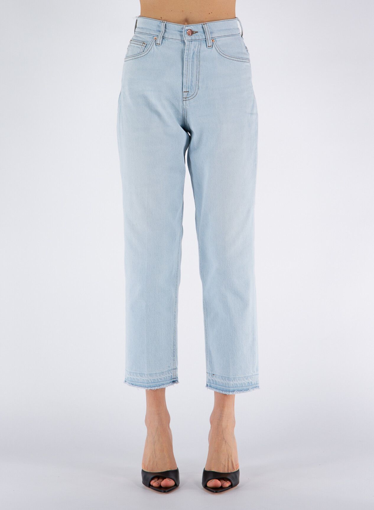 Chic High-Waist Jeans for Sophisticated Elegance